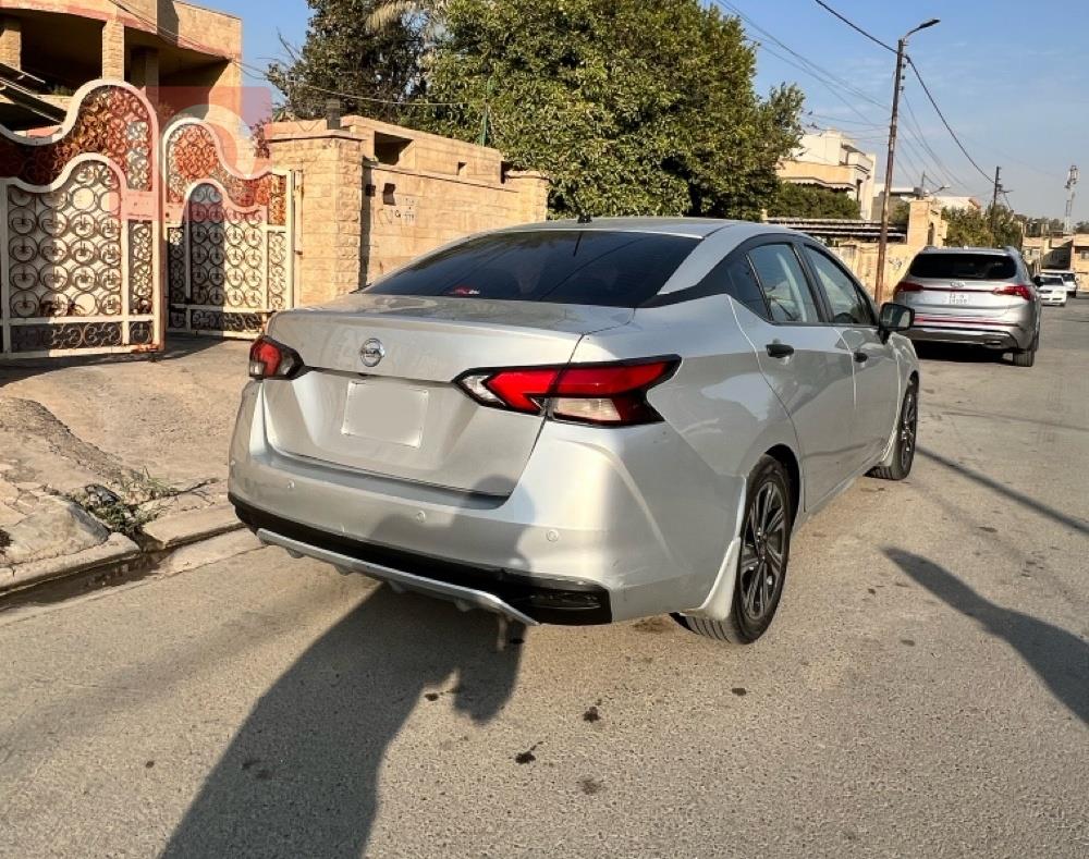 نيسان فيرسا